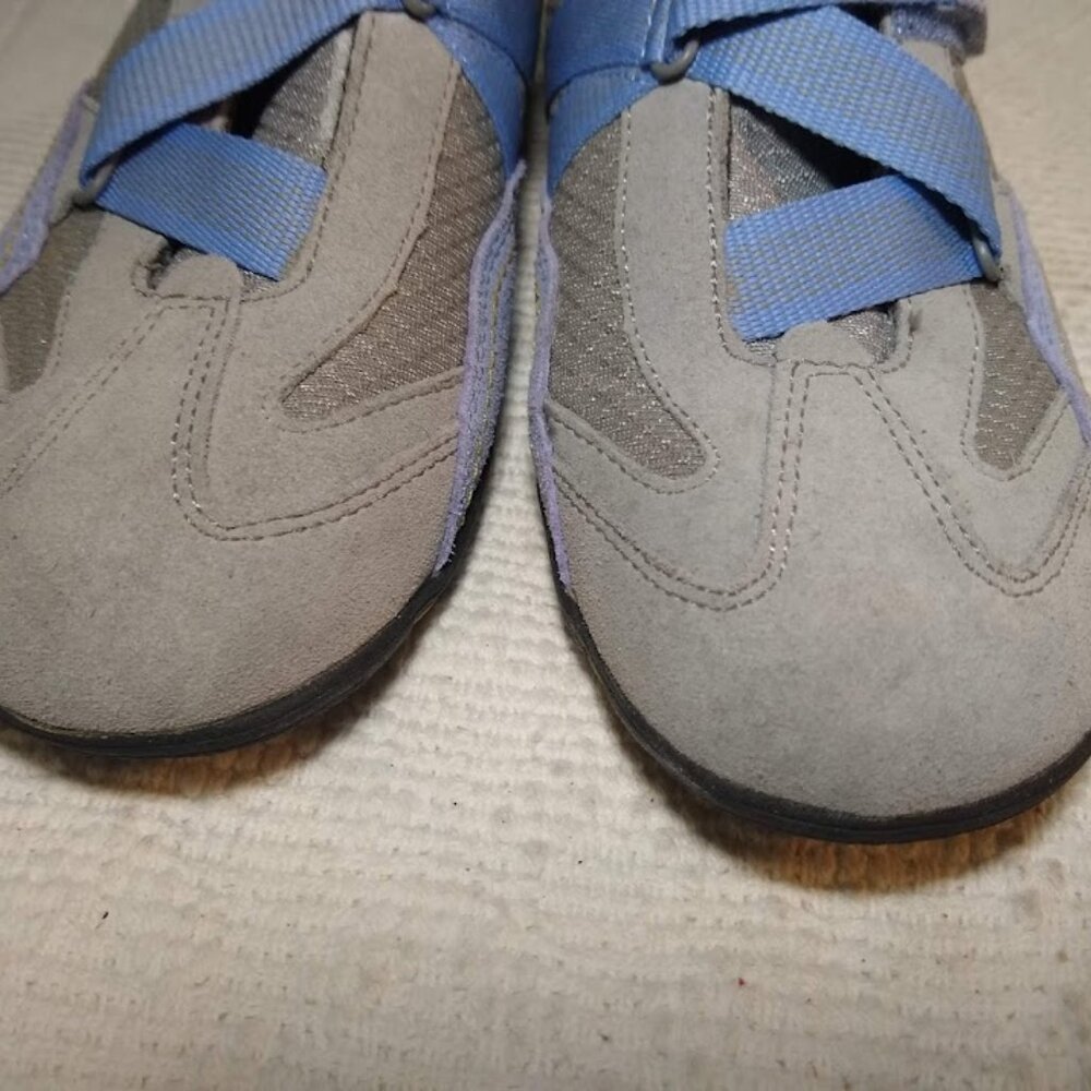 Easy Spirit  sz 7.5  gray/lavender blue  flat sneakers -- like new